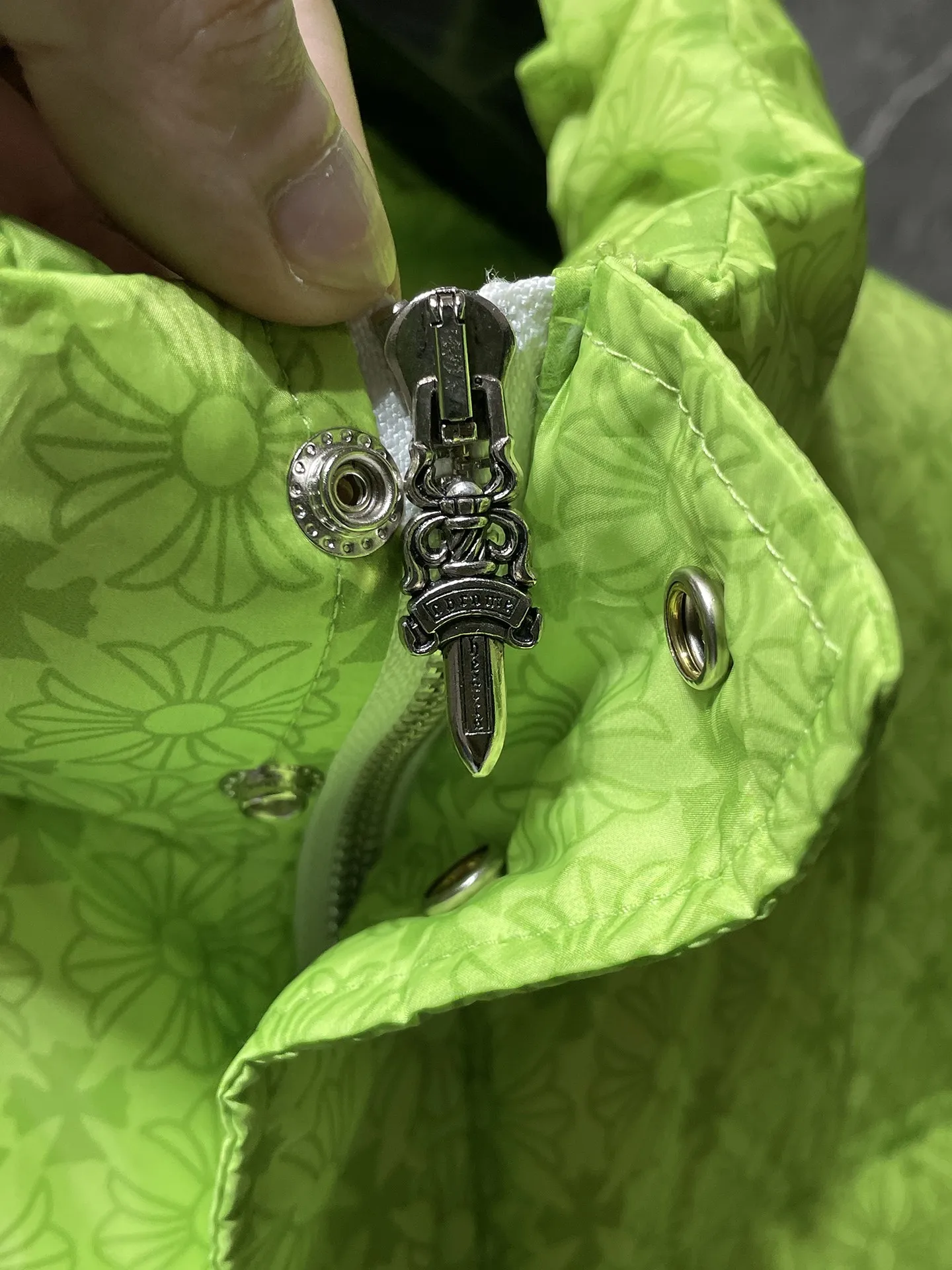 P676 Chrome Hearts ❄️Winter Down Jacket Series❄️ Chrome Hearts Dark Pattern Series Fluorescent Green Down Jacket is on sale at the counter at the same time❤ The best Guangzhou Inspection and National Standard 90 down jacket on the market! ! The world’s highest fluffiness of 900D! ! High standard and sufficient down filling! ! Exterior windproof and waterproof dark pattern custom fabric, interior high-grade dark pattern lining fabric to prevent lint, original hardware molding, exquisite craftsmanship details, can be casual or formal ✨ Slim fit and not bloated Recommended color: Customized dark pattern fluorescent green series Code number: S, M, L, XL